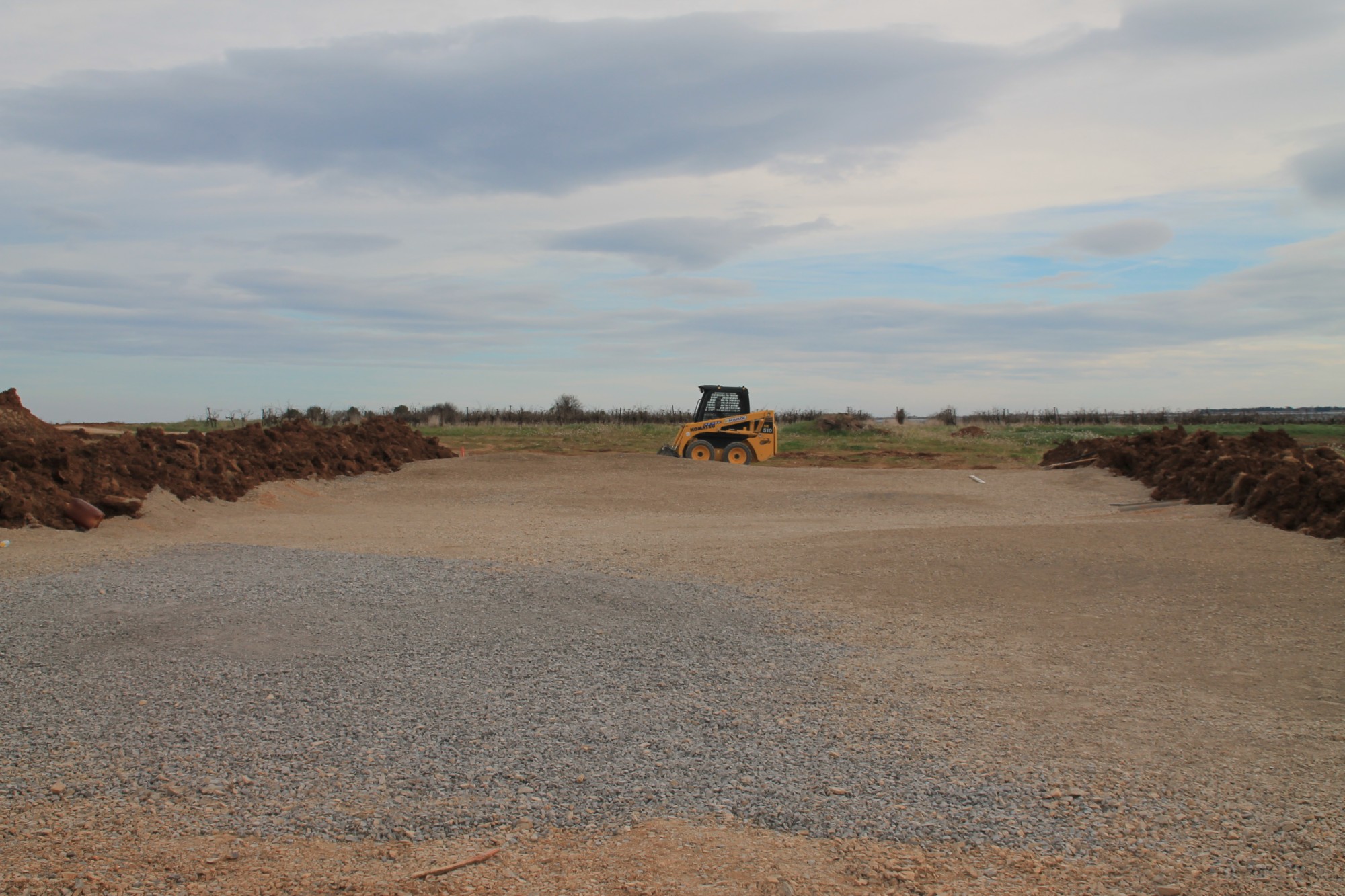 Préparation d'un green synthétique pour le golf 3 trous de Marseillan